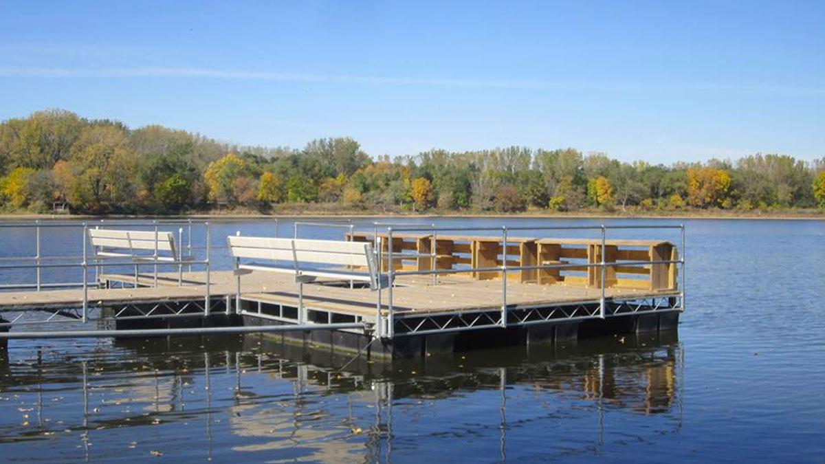 How to Choose Between a Floating Dock or Stationary Dock