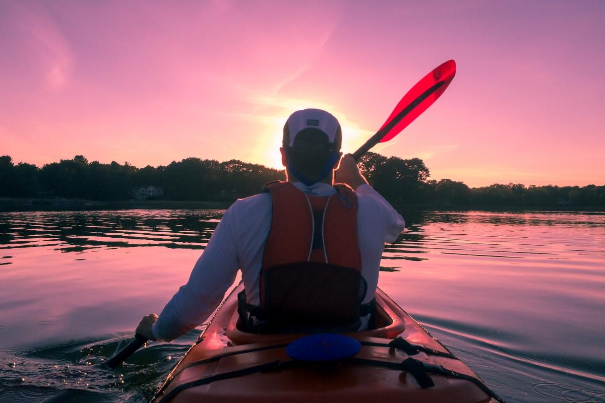 6 reasons why people love living near lakes